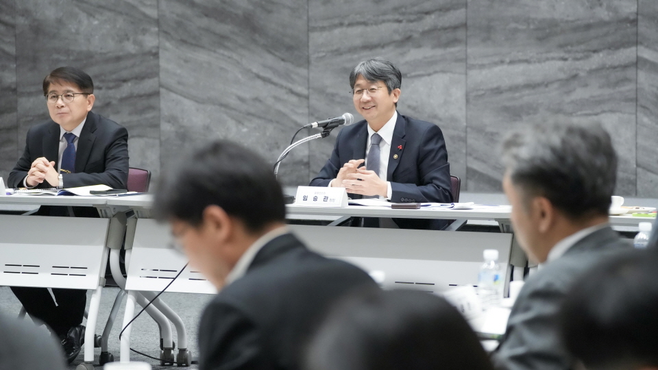 임승관 청장이 2025년 제2차 인수공통감염병 대책위원회에 참석해 주요 인수공통감염병에 대한 원헬스(One Health) 접근의 공동 대응 방안을 논의하고 있다.